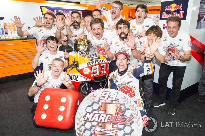 Campeón del mundo Marc Márquez, Repsol Honda Team celebra con el equipo