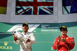 Podium : le vainqueur Lewis Hamilton, Mercedes AMG F1, le troisième, Kimi Raikkonen, Ferrari