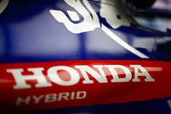 Logo Honda sur le capot moteur de la Toro Rosso STR13