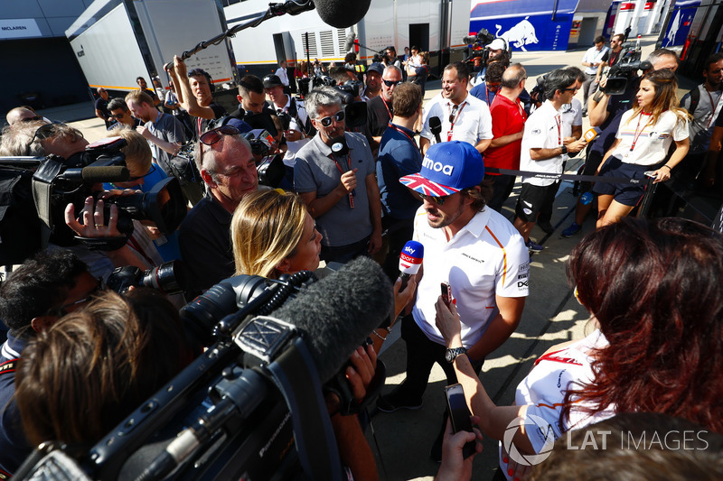 Fernando Alonso, McLaren, parla con i media