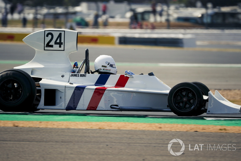 Hesketh 308 en el desfile del 70 aniversario de Silverstone