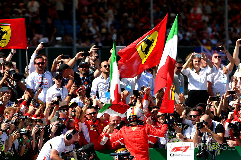 El ganador: Sebastian Vettel, Ferrari y Lewis Hamilton, Mercedes-AMG F1 W09