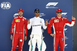 Sebastian Vettel, Ferrari, il poleman Lewis Hamilton, Mercedes AMG F1, e Kimi Raikkonen, Ferrari, festeggiano dopo le Qualifiche