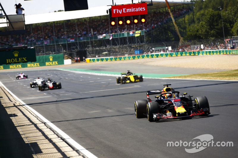 Daniel Ricciardo, Red Bull Racing RB14, devant Nico Hulkenberg, Renault Sport F1 Team R.S. 18, Romain Grosjean, Haas F1 Team VF-18, et Marcus Ericsson, Sauber C37, pour des essais de départ