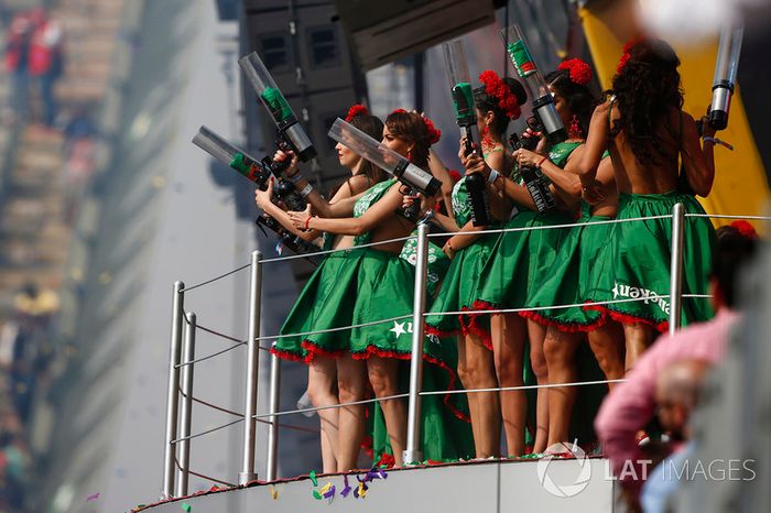 Chicas de la parrilla en el podium