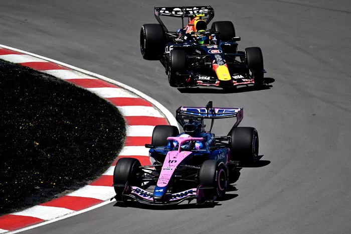 Pierre Gasly, Alpine; Isack Hadjar, Red Bull Racing