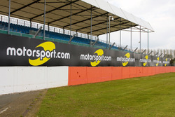 Motorsport.com-Logo an der Strecke