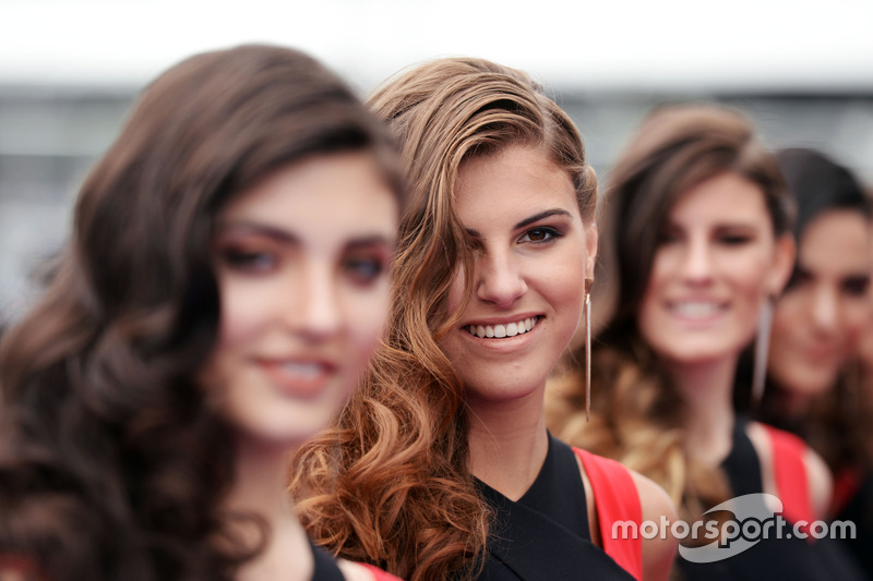 Gridgirls op de rijdersparade