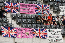 Fans mit Poster für Jenson Button, McLaren