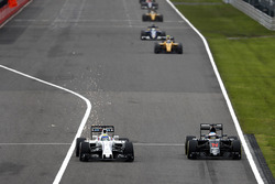 Felipe Massa, Williams FW38 et Fernando Alonso, McLaren MP4-31