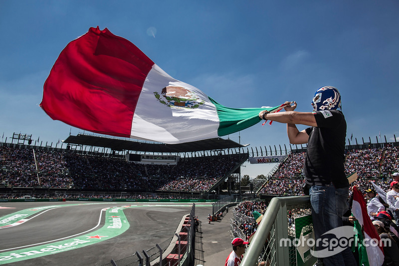 Fan ondeando a una bandera mexicana