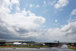 Lewis Hamilton, Mercedes AMG F1 W07 Hybrid achter de safety car