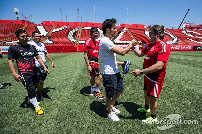 Sergio Pérez juega futbol