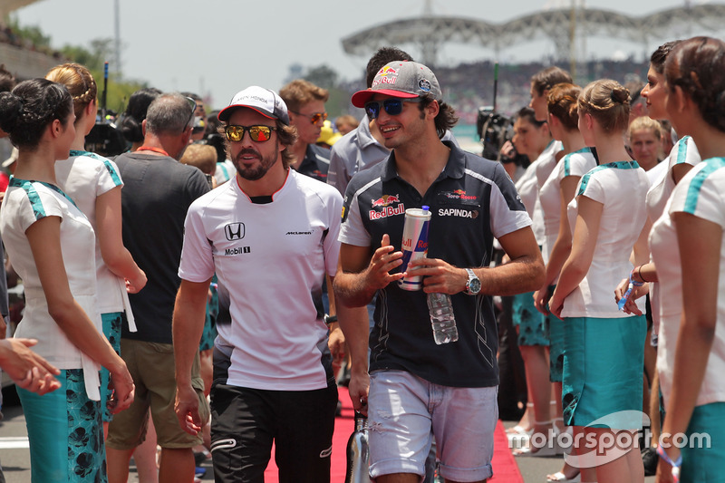 Fernando Alonso, McLaren y Carlos Sainz Jr., Scuderia Toro Rosso en el desfile de pilotos