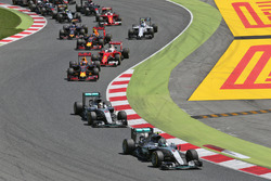 Nico Rosberg, Mercedes AMG F1 W07 Hybrid, précède son équipier Lewis Hamilton, Mercedes AMG F1 W07 Hybrid, peu après le départ