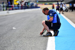 Un ingénieur Michelin prend la température de la piste