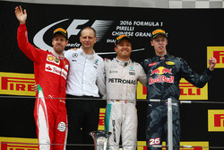 Podio: il vincitore Nico Rosberg, Mercedes AMG F1 Team, secondo Sebastian Vettel, Ferrari, terzo Dan