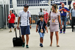 Felipe Massa, Williams, mit Ehefrau Raffaela Bassi und Sohn Felipinho