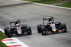 Jenson Button, McLaren und Carlos Sainz Jr., Scuderia Toro Rosso STR11