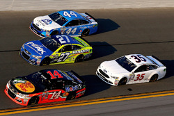 Brian Vickers, Stewart-Haas Racing Chevrolet, Paul Menard, Richard Childress Racing Chevrolet, Brian