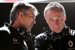 Ник Честер, директор по шасси Renault Sport F1 Team и Боб Белл, технический директор Renault Sport F
