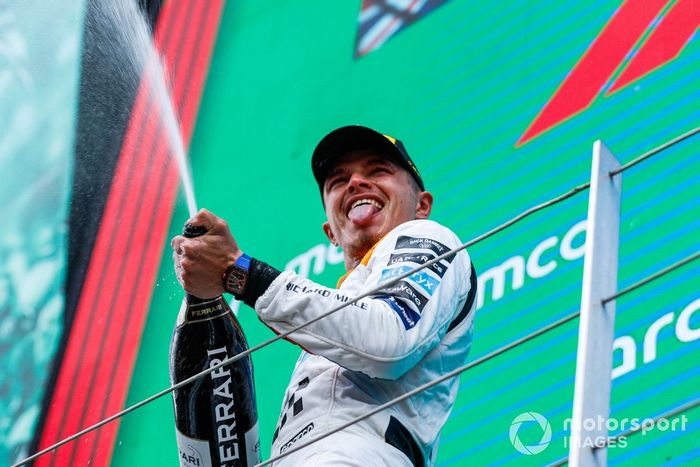 Lando Norris, McLaren, 2ª posición, rocía Champán en el podio