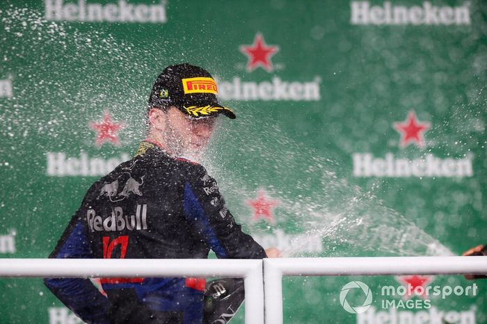 Pierre Gasly, Toro Rosso, 2° classificato, viene spruzzato con lo Champagne, sul podio