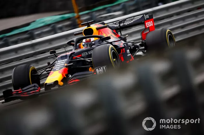 Kubica y Verstappen casi se tocan a la salida de boxes
