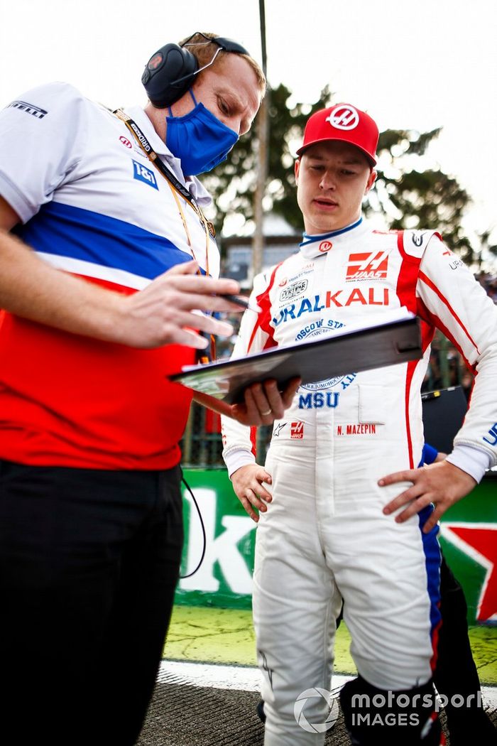Nikita Mazepin, Haas F1, con un ingeniero
