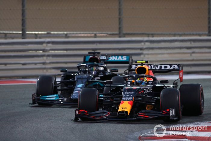 Sergio Pérez, Red Bull Racing RB16B, Lewis Hamilton, Mercedes W12