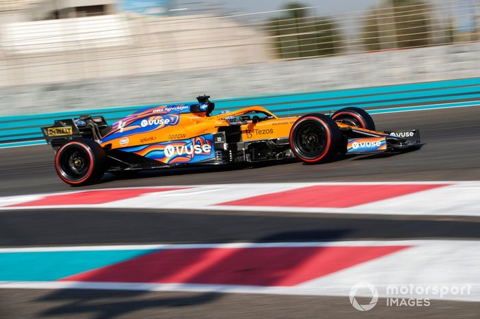 Lando Norris, con un McLaren MCL35M adaptado (muleto) con los Pirelli de 18 pulgadas  