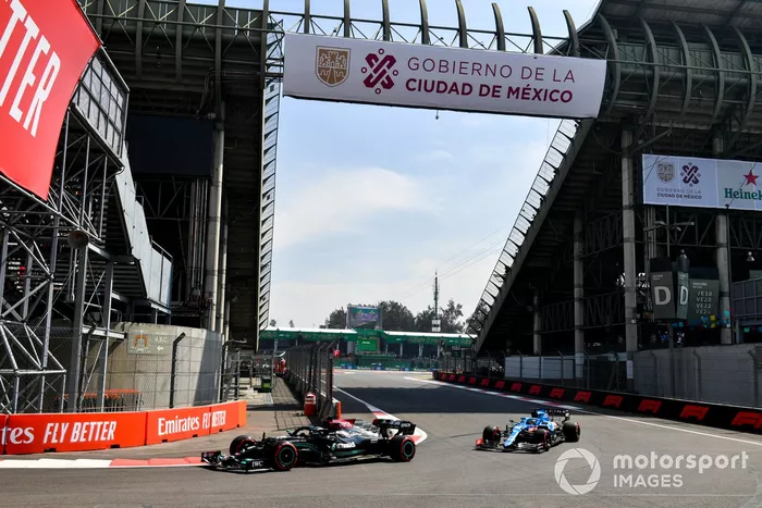 Lewis Hamilton, Mercedes W12, Fernando Alonso, Alpine A521