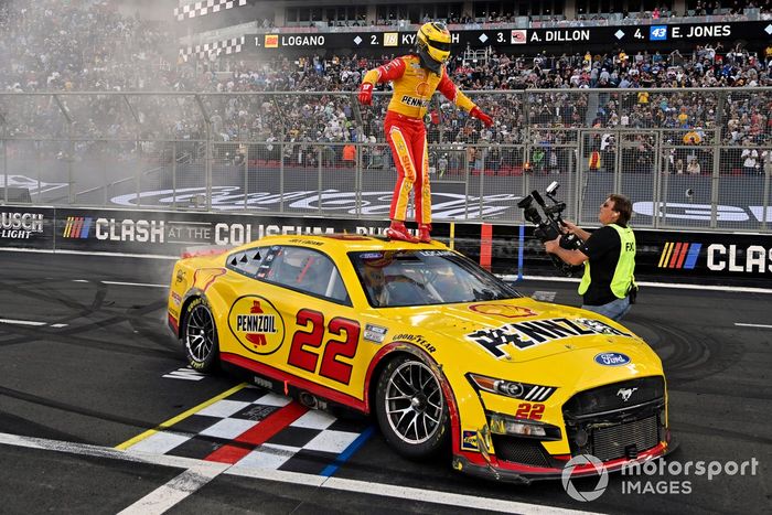 Joey Logano, Equipo Penske, Ford Mustang Shell Pennzoil celebra su victoria en la carrera