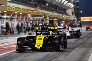 Daniel Ricciardo, Renault R.S.19, voor Antonio Giovinazzi, Alfa Romeo Racing C38, in the pit lane