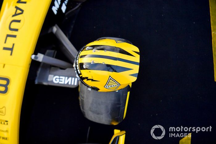 El casco de Nico Hulkenberg, del equipo Renault F1, posa en un coche