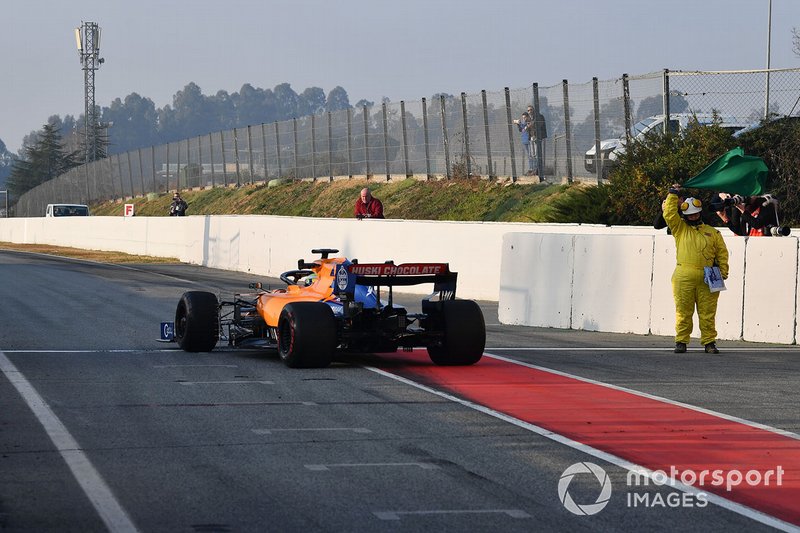 Lando Norris, McLaren MCL34 devant un commissaire agitant le drapeau vert