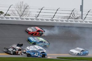 Crash, Martin Truex Jr., Joe Gibbs Racing, Toyota Camry Bass Pro Shops, Kyle Busch, Joe Gibbs Racing, Toyota Camry M&M's Chocolate Bar, Kyle Larson, Chip Ganassi Racing, Chevrolet Camaro Credit One Bank, Ryan Newman, Roush Fenway Racing, Ford Mustang Oscar Mayer Deli Fresh