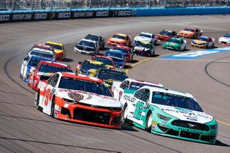 Chase Elliott, Hendrick Motorsports, Chevrolet Camaro Hooters, Ryan Blaney, Team Penske, Ford Mustang MoneyLion