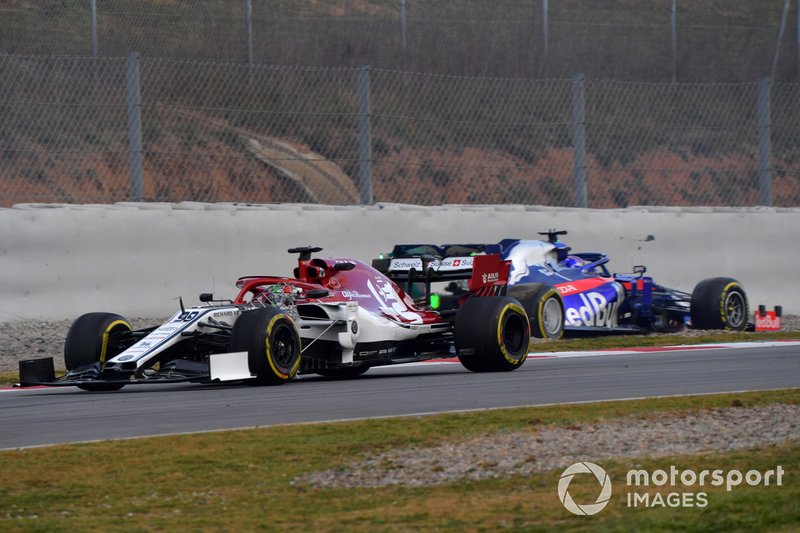 Antonio Giovinazzi, Alfa Romeo Racing C38 passes Alex Albon, Scuderia Toro Rosso STR14 stopped on track after spinning