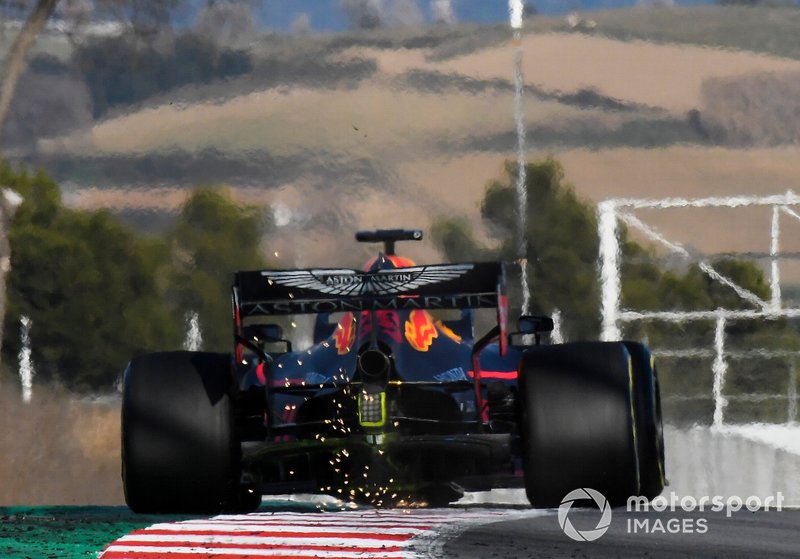 Max Verstappen, Red Bull Racing RB15, fa scintille sul cordolo