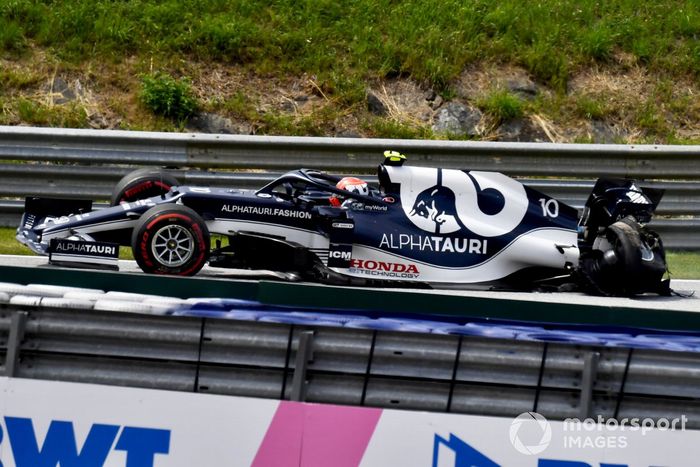 Pierre Gasly, AlphaTauri AT02, vuelve a boxes con su coche dañado