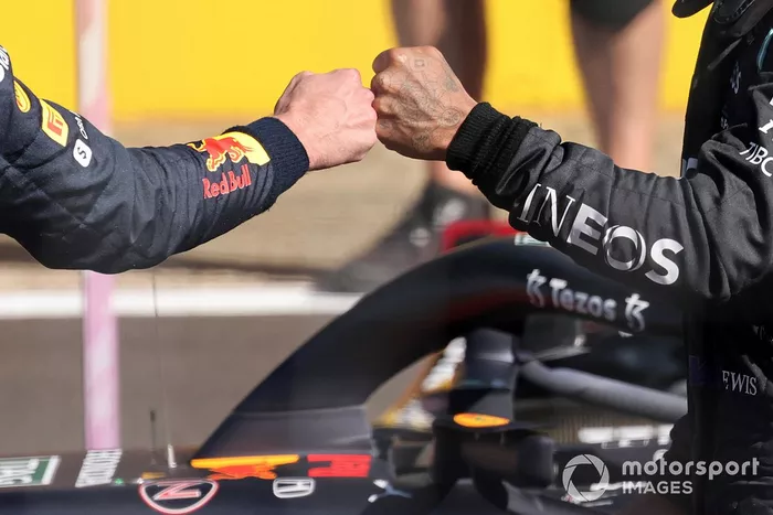 Los puños del primer lugar de la carrera Sprint Max Verstappen, Red Bull Racing y el segundo lugar Lewis Hamilton, Mercedes
