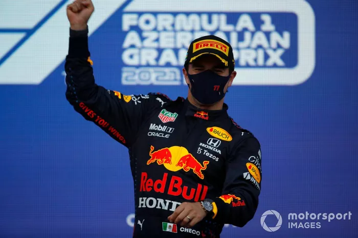 Sergio Perez, Red Bull Racing, 1° classificato, festeggia sul podio