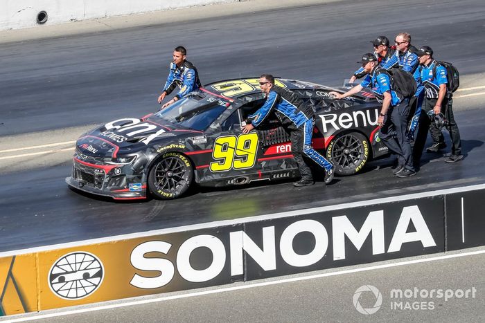 Daniel Suárez, TrackHouse Racing, Onx Homes / Renu Chevrolet Camaro crew empuja su coche hacia el carril de la victoria