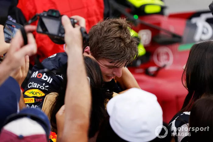Max Verstappen, Red Bull Racing, 1ª posición, celebra con su novia Kelly Piquet al final de la carrera