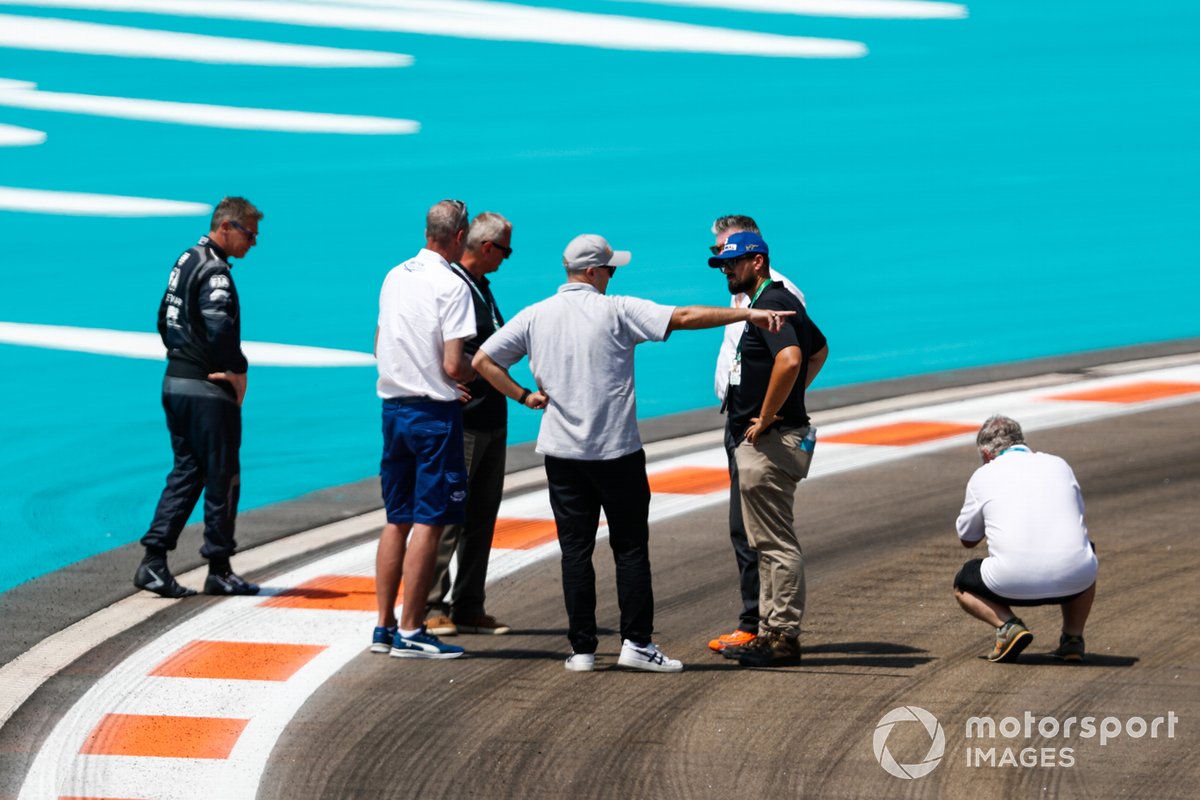 Oficiales, entre ellos Niels Wittich, director de carrera, FIA, Bernd Maylander, conductor del coche de seguridad, inspeccionan la pista