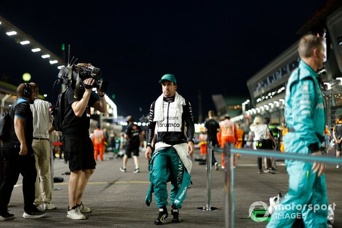 Fernando Alonso, Aston Martin F1 Team, en la parrilla de salida