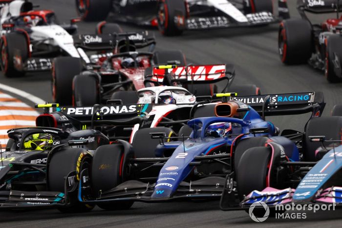 Lewis Hamilton, Mercedes F1 W14, lucha con Logan Sargeant, Williams FW45, por delante de Nico Hulkenberg, Haas VF-23