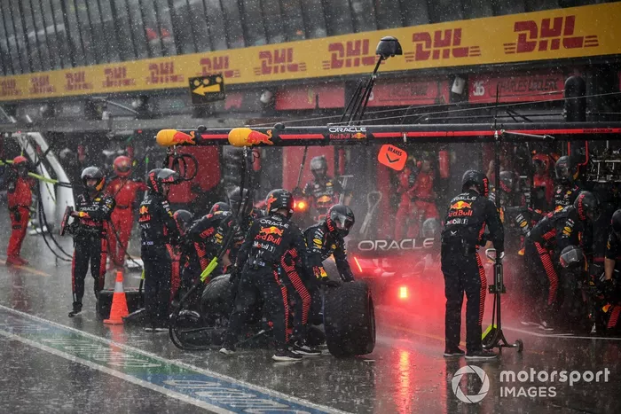 Max Verstappen, Red Bull Racing RB19, hace una parada en boxes
