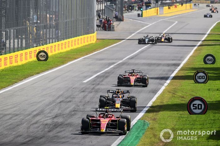 Carlos Sainz, Ferrari SF-23, Max Verstappen, Red Bull Racing RB19, Charles Leclerc, Ferrari SF-23